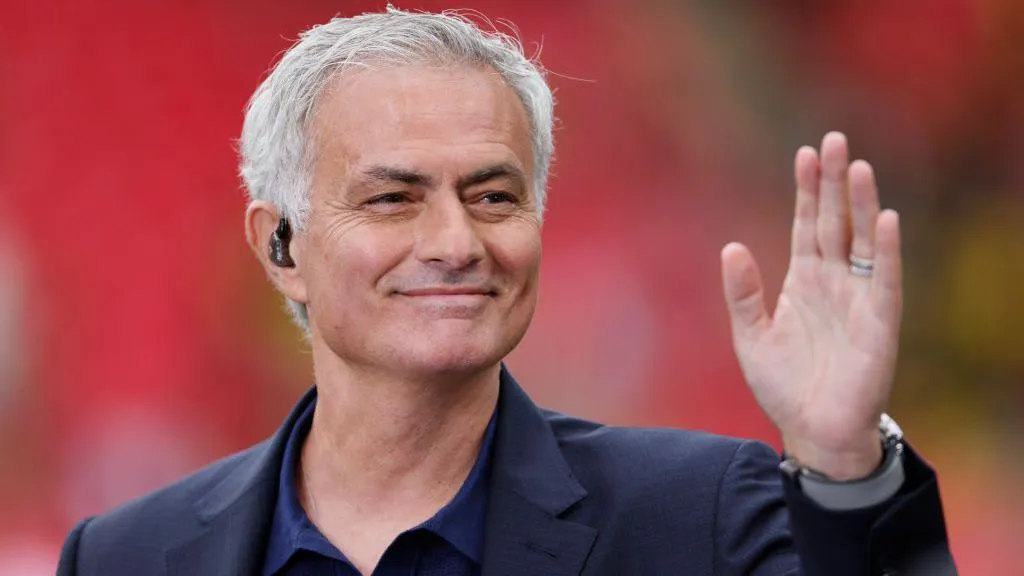 Who would say not to this Portuguese giant? - Mourinho touches down for negotiations